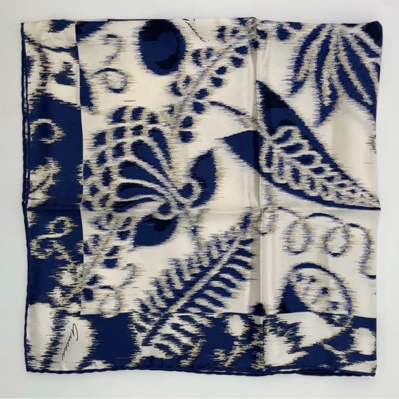 Scarf Sale - Gucci Floral Pattern Navy and White Silk Scarf - Picture 8 of 12
